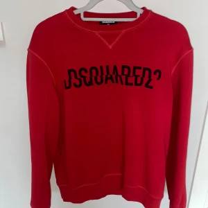 Dsquared2 tröja röd - Säljer denna röda sweatshirt med märket Dsquared2. Mycket fint skick. Självklart äkta. Passar XS/S. För mer info/bilder/orderbekräftelse skicka pm.
