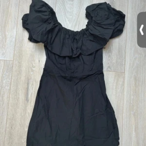 Off shoulder klänning  - Säljer min offshoulder klänning ifrån pull & bear❤️ storlek s men sitter också som s-xs