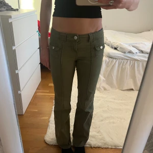 Oliv gröna jeans hm - Snygga oliv färgade jeans ifrån hm med söta fickor!🥰😍storlek 32 men passar även 34, använda fåtal gånger.
