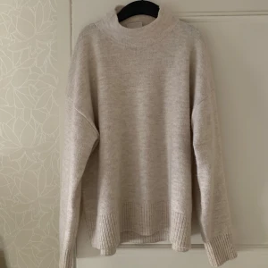 Beige stickad tröja - Jättefin beige stickad tröja med hög krage. Använd mycket sparsamt så inga defekter!💕