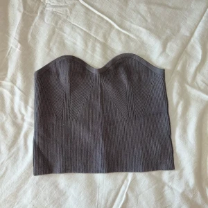 Tube top - Säljer denna snygga mörkgråa tube top! Helt oanvänd💞