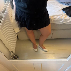 🖤💘Svart volangkjol - Säljer en svart kortkjol med volangdetaljer. Kjolen är tunn och lätt och därför perfekt till sommaren☀️❤️‍🔥💘