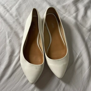 Vita ballerinaskor - Säljer dessa söta ballerinaskor från Ellos med spetsig tå och platt sula. Skorna har en enkel och klassisk design som passar till många olika outfits💗