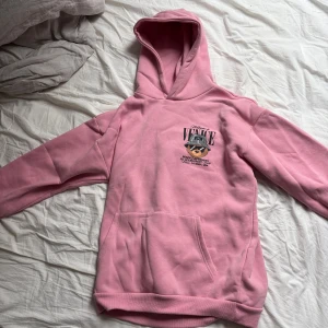 Rosa New Yorker Hoodie - Säljer en rosa New Yorker hoodie. Hoodien har använts ca 5-6 gånger och har inga skador alls. Storleken på hoodien är M (Medium) Hoden är väldigt bekväm att ha på sig. Priset går att diskuteras!