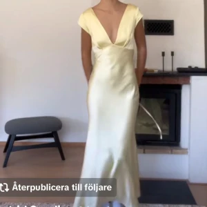 Ljusgul långklänning i satin - Letar efter denna klänningen från oh hello clothing i gul färg storlek S! Skicka prisförslag!