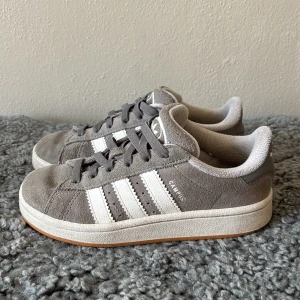 Grå Adidas Campus sneakers - Säljer ett par grå Adidas. Perfekta för en avslappnad och grisch stil. Stl 34-35 Ny pris 1000kr på adidas hemsida mitt pris 299, pris kan diskuteras vid snabb affär, perfekta till sommaren 