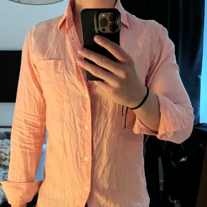 Aprikos linneskjorta från uniqlo  - Säljer en aprikos  skjorta i linne från uniqlo som har mycket kvar att ge behövs bara stryckas 
