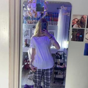 Vit basic t-shirt - En klassisk vit t-shirt med rund hals och korta ärmar. Modellen är rak och enkel, perfekt för en clean och avslappnad stil. Tillverkad i mjuk bomull som känns super skön mot huden. Jättebra och skön inför sommaren!