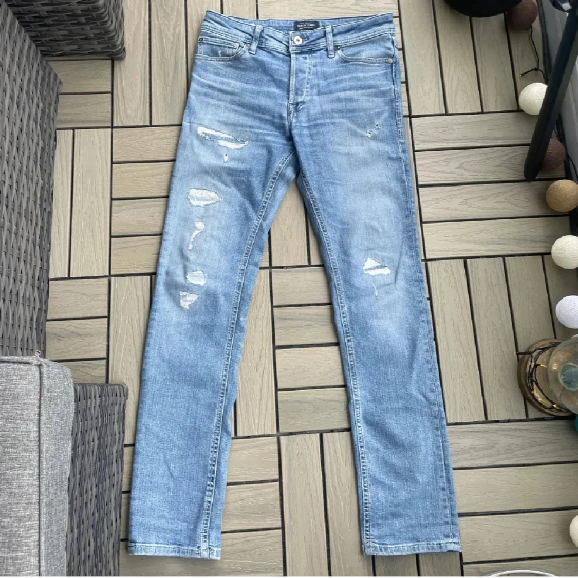 STEAL‼️Ljusa jeans med slitningar från Jack and Jones  - 2