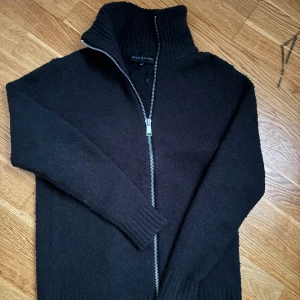 Svart stickad kofta från Brand & Licens - En helt ny tröja med 10/10 skick, köptes den för 2000kr från stats 