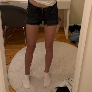 Gina tricot svarta jeansshorts - Säljer mina svarta jeansshorts fråm gina, de är från izaandelles collection, köpte för 350 säljer för 150 💘strl 152, jättebra skick! Har lagt den billigaste frakten