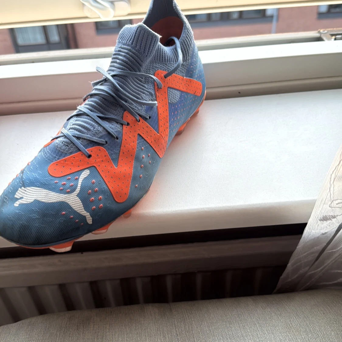Blå och orange fotbollsskor från Puma - 1