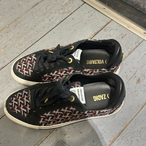 Mönstrade sneakers från Zadig & Voltaire - Jättesnygga mönstrade sneakers från Zadig et Voltaire, ganska använda men i bra skick. Intressekoll!!