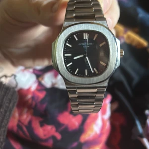 Klocka - Denna är absolut 10/10 som alla mina klockor så håller den givetvis datum och byter precis vid 12 slaget som den ska 