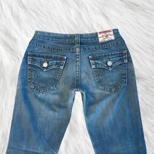 True Religion Low Waist Bootcut Joey jeans  - super snygga utsvängda True Religion jeans made in usa 💌i bra skick- spår av användning är att förvänta med vintage plagg 💌W28 men små i storlek så utgå från måtten jag angett: midja ca 37, lår 27, innerben 71, benöppning 23 cm 