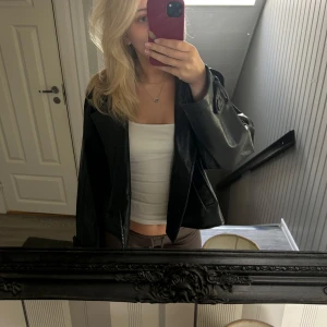 Svart skinnjacka H&M - Säljer en svart croppad skinnjacka från H&M i storlek S men funkar jätte bra som storlek M, har aldrig använts så är i jätte bra skick🌸priset kan diskuteras vid snabbt köp😊