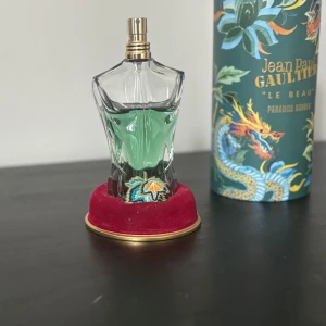 Jean Paul Gaultier Le Beau Paradise Garden Eau de Parfum - Hej säljer nu min 75ml flaska av jpg paradise garden som är en grön tropisk doft som är perfekt nu till sommaren.Orginal pris ligger på ungefär 1100kr och jag säljer den för 699 pris är diskuterbart.Hör av er efter minsta lilla fundering mvh Axel