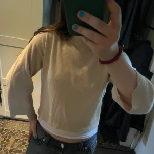 Cashmere tröja soft goat - Säljer en beige casmhere tröja från Soft Goat. ⭐️💘Tröjan har en croppad passform, rund halsringning och långa ärmar. Materialet är gjord av cashmere så den är absolut inte stickig utan väldigt skön och mjuk. Denna tröja är perfekt till allting! Säljer pågrund av att jag inte gillar passformen. Använd en gång. Köpt på rea och kostade 1000. Ordinarie pris:2000 men säljer för 750. Pris kan sänkas vid snabb affär. (Strl 152 känns som xxs)Mer bilder och frågor kan diskuteras privat. KLICKA PÅ KÖP!! 🥰🥰
