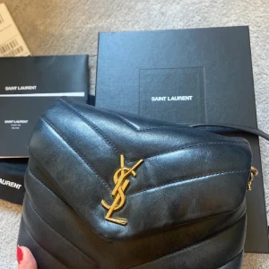 Ysl Lou Lou toy bag - Säljer min älskade YSL Lou Lou toy. Köpt på hemsidan 2021! Därav har bandet har inget spänne, vilket är mycket stilrenare än den nya designen enligt mig! Sparsamt använd! Alla äkthetsbevis tillkommer, som kvitto, kartong och dustbag!