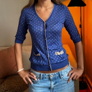 Såå fin kofta - Säljer denna så fina kofta🎀🎀