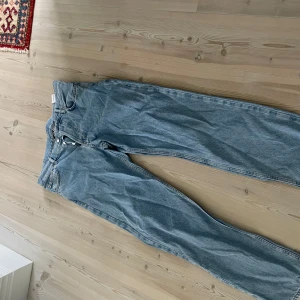 Ljusblå jeans från Sweet SKTBS - Säljer ett par klassiska ljusblå jeans från Sweet SKTBS. Jeansen har fem fickor, gylf med dragkedja och knapp samt raka ben. Perfekta för dig som gillar en avslappnad och tidlös stil.