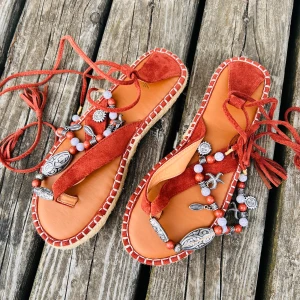 Somriga espadrillos i teracottafärgad mockaimitation! - Somriga espadrillos i teracottafärgad mockaimitation, dekorativa pärlor och knytning i storlek 40. Nya och oanvända.