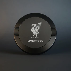 Metall Snusdosa - Liverpool - Denna stilrena snusdosa i matt svart metall är både praktisk och elegant. Med två fack för nytt och använt snus samt en robust konstruktion är den perfekt för alla tillfällen. Den kompakta storleken gör den lätt att bära, och den lasergraverade designen ger en personlig touch.