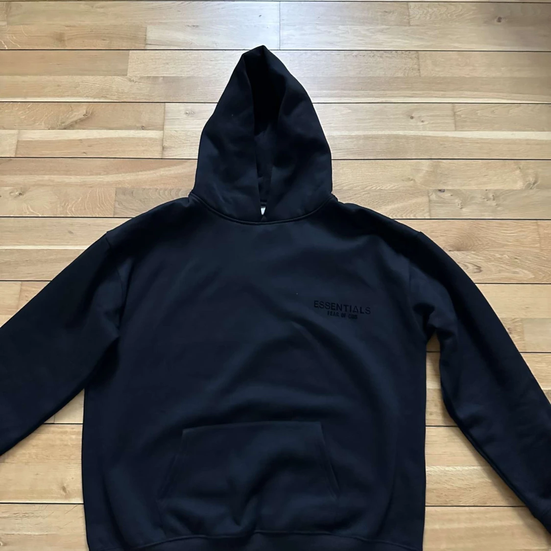 Svart hoodie från Fear of God Essentials - 1