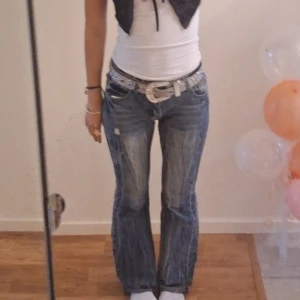 Flared jeans med broderade bakfickor - Säljer ett par snygga lågmidjade jeans med broderade detaljer på bakfickorna. De är använda, lite slitna men har inga synliga defekter. Passar någon som har S, o jag är 170💕