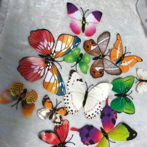 Fjärilsformade  Dekoration  - Säljer ett set med dekorativa fjärilar i plast i olika färger och mönster. Perfekta som accessoarer eller dekoration.  12st/paket . Mått ca 6.00*12.00 cm/st.  85kr/paket 
