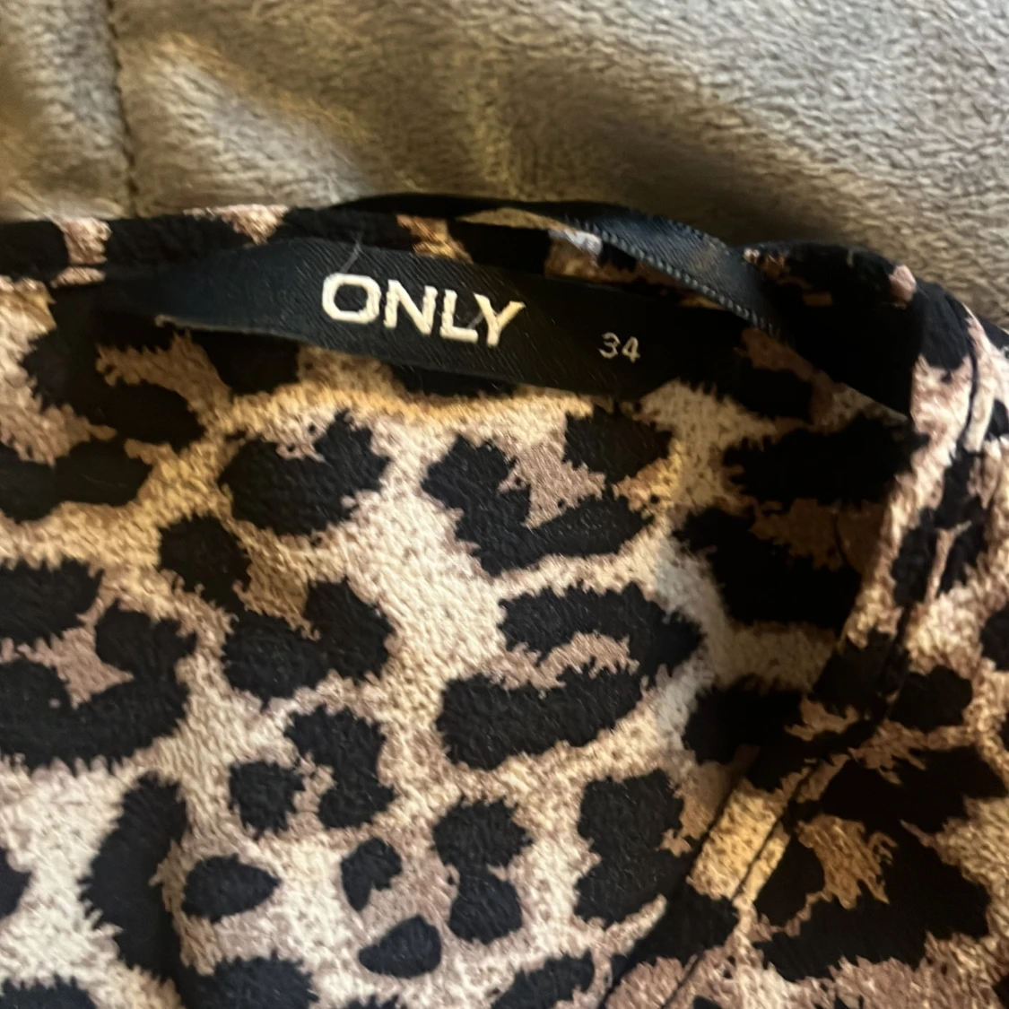 Leopardmönstrad blus från ONLY - 1