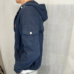 Ralph Lauren jacka - Riktigt snygg raffe jacka i storlek M. Vintage skick. Sitter bra. Modellen är 185.