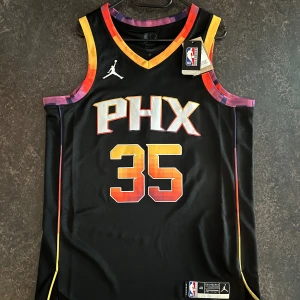 Kevin Durant Phoenix Suns stl L - Säljer en svart baskettröja från Phoenix Suns med nummer 35, Durant på ryggen. Helt ny 