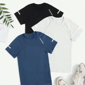 T-shirt i tre färger från Athletec - Säljer tre stilrena t-shirts från Shein Athletec i svart, vitt och blått. T-shirtsen har rund halsringning och korta ärmar, perfekt för en sportig look. Diskret logga på axeln och är tillverkade i ett mjukt material. Nyskick! 