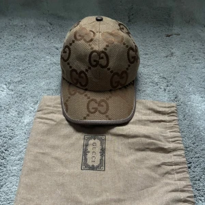 Beige Gucci Keps - Beige Gucci Jumbo keps, oanvänt skick, dustbagen på bilderna medföljer. För fler frågor hör av dig😁