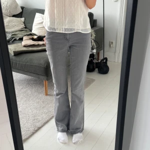 Grå bootcut jeans Tall - Säljer ett par gråa jeans med bootcut-modell med relativt låg midja!💓 dem är uppsprättade längst ned så dem passar lite längre tjejer🫶 jag är 173! midjemått: 34cm | Innerbenslängd: 82cm | Grenlängd: 21cm