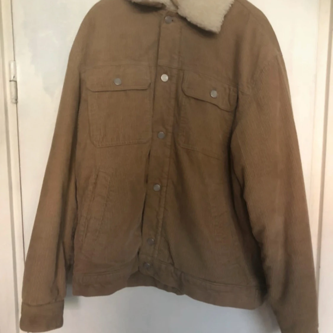 Beige manchesterjacka med teddyfoder från H&M