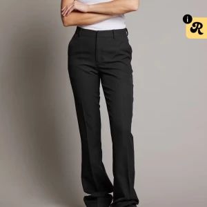 Svarta kostymbyxor från Bik Bok - Säljer ett par svarta kostymbyxor från Bik Bok med klassisk passform och raka ben. Byxorna har hällor för bälte och stängs med dragkedja och knapp. Perfekta för en stilren look.