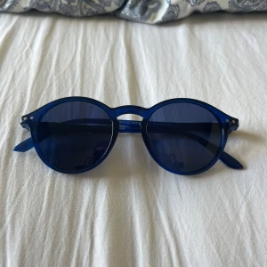 Blåa solglasögon - Helt oanvända polariserade solglasögon från pilgrim. Säljer då jag inte använder dem. Nypris på ungefär 400kr. En kartong till de medföljer. Kan hämtas i Falkenberg/Kungsbacka annars står köparen för frakt. Pris är diskuterbart. Hör av dig vid frågor 