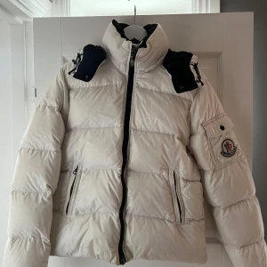 Vit pufferjacka från Moncler - Säljer en snygg vit pufferjacka från Moncler stl 2 motsvarar s/m den är äkta och kvitto finns 