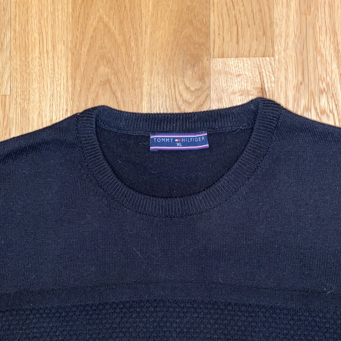 Svart stickad tröja från Tommy Hilfiger - 2