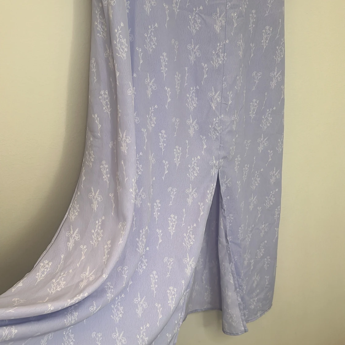 Ljuslila långklänning med blommigt mönster - 2