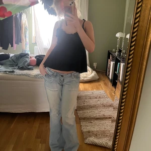 Ljusblå lågmidjade bootcut jeans från Levis - Säljer ett par ljusblå jeans från diesel . Jätte fina utsvängda lågmidjade jeans . Bara förstora för mig tyvärr annars hade jag dött för dom! Köptes för 650, säljer för 400. Nyskick. Passar någon som bor 38. Ca 165cm och uppåt