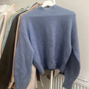 Stickad polo tröja - Blå stickad polo tröja från & other stories, lite nopprig annars bra skick 