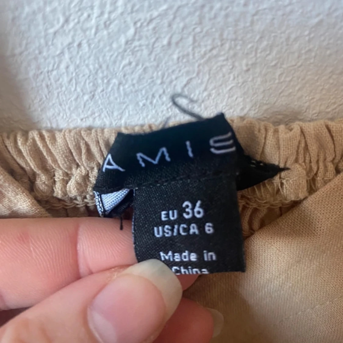 Beige omlottklänning med bälte från Amisu - 2