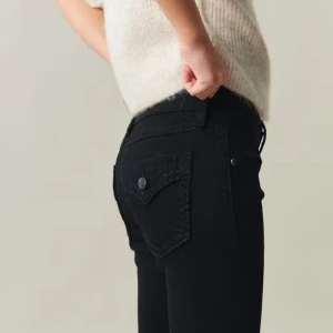 Low waist bootcut jeans - Säljer dessa slutsålda svarta low waist bootcut jeans med snygga fickor från Gina Young. Aldrig använda + lapp kvar 