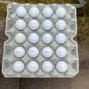 Golfbollar ProV1 tietlest mix - Säljer 24 stycken tietlest bollar. 10st ProV1 och resten lite blandat. Nypris på bollarna är mellan 40-55kr. Kom med bud! 