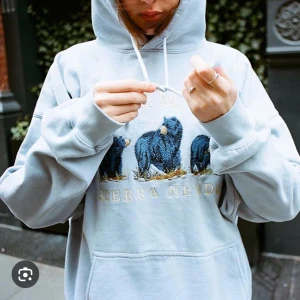 Brandy hoodie  - Ljusblå hoodie med tryck av tre blå björnar och texten 'Yosemite Sierra Nevada' framtill. Tröjan har huva med dragsko och en stor magficka. Perfekt för en avslappnad stil.