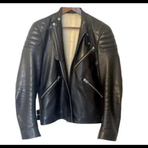 Svart skinnjacka från Acne Studios - Acne Studios - Oliver läderjacka i fint skick stl 48
