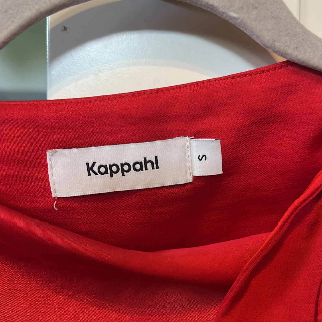 Röd ärmlös topp med rosett från Kappahl - 3